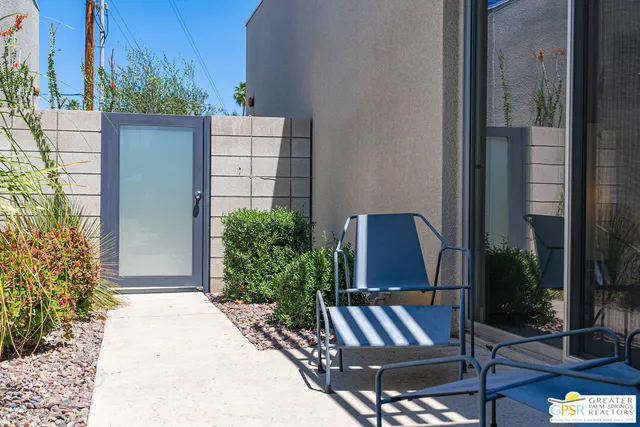 a view of a back yard