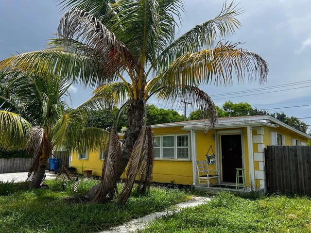 a front view of house with yard and entertaining space
