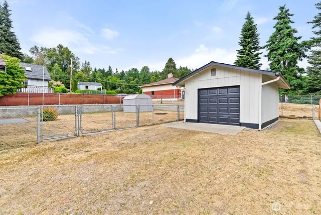 a view of a backyard