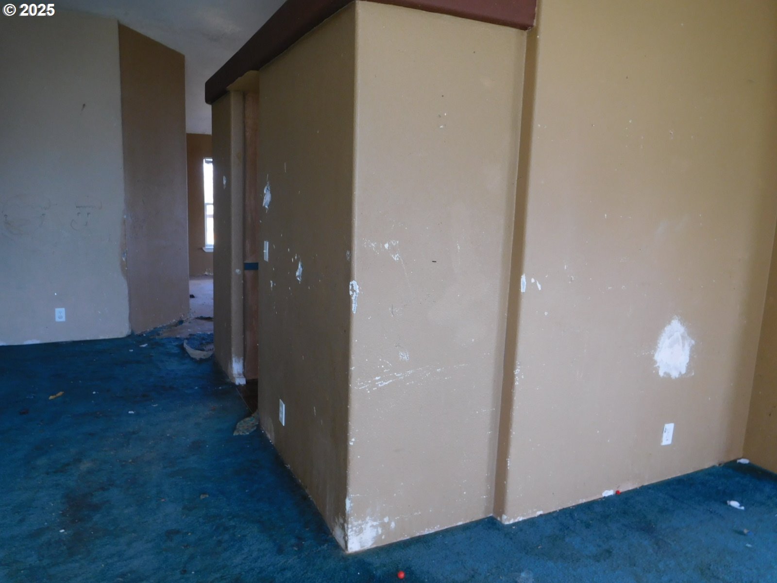 595 South E 13th Irrigon, OR 97844 - Photo 11 of 31 a view of a livingroom with wooden floor