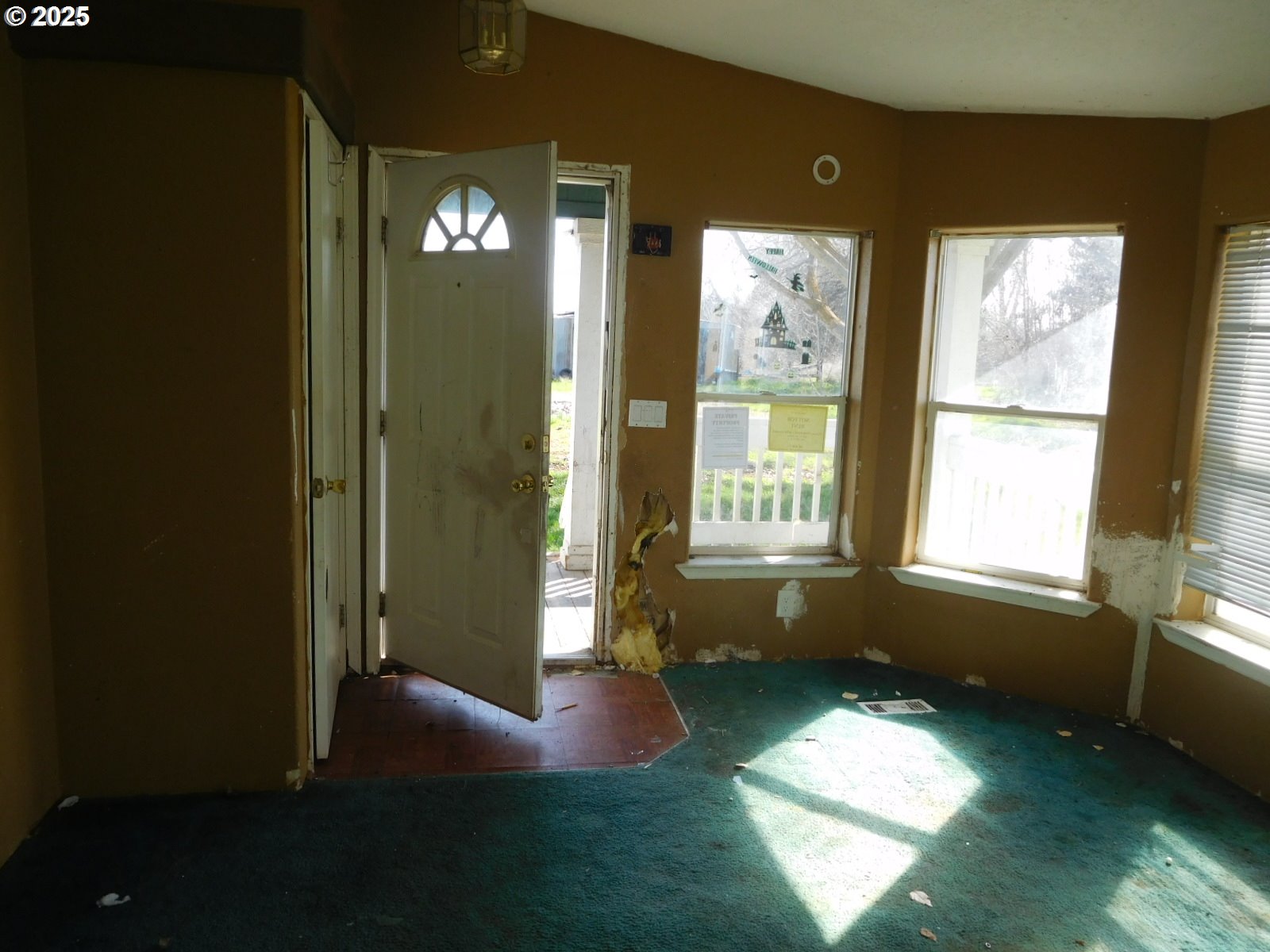 595 South E 13th Irrigon, OR 97844 - Photo 12 of 31 a bathroom with a bathtub and a shower