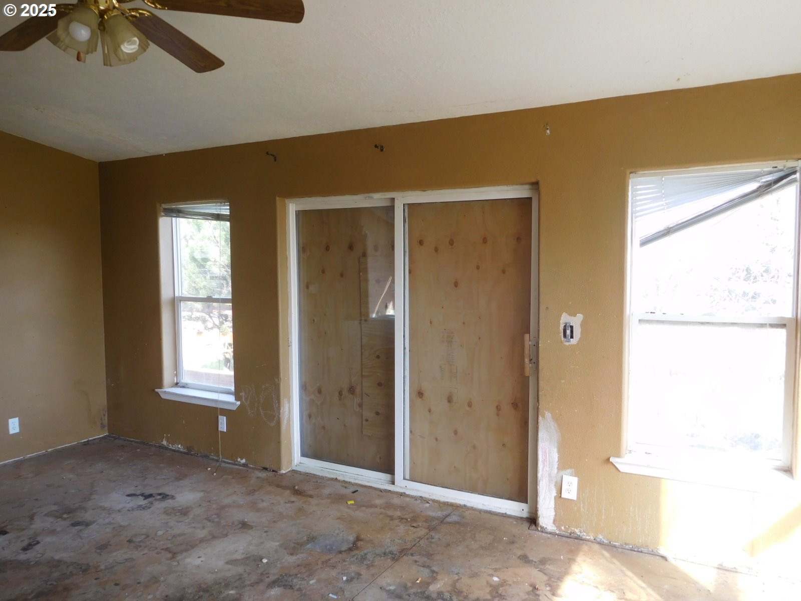 595 South E 13th Irrigon, OR 97844 - Photo 16 of 31 a view of an empty room with window and bathroom