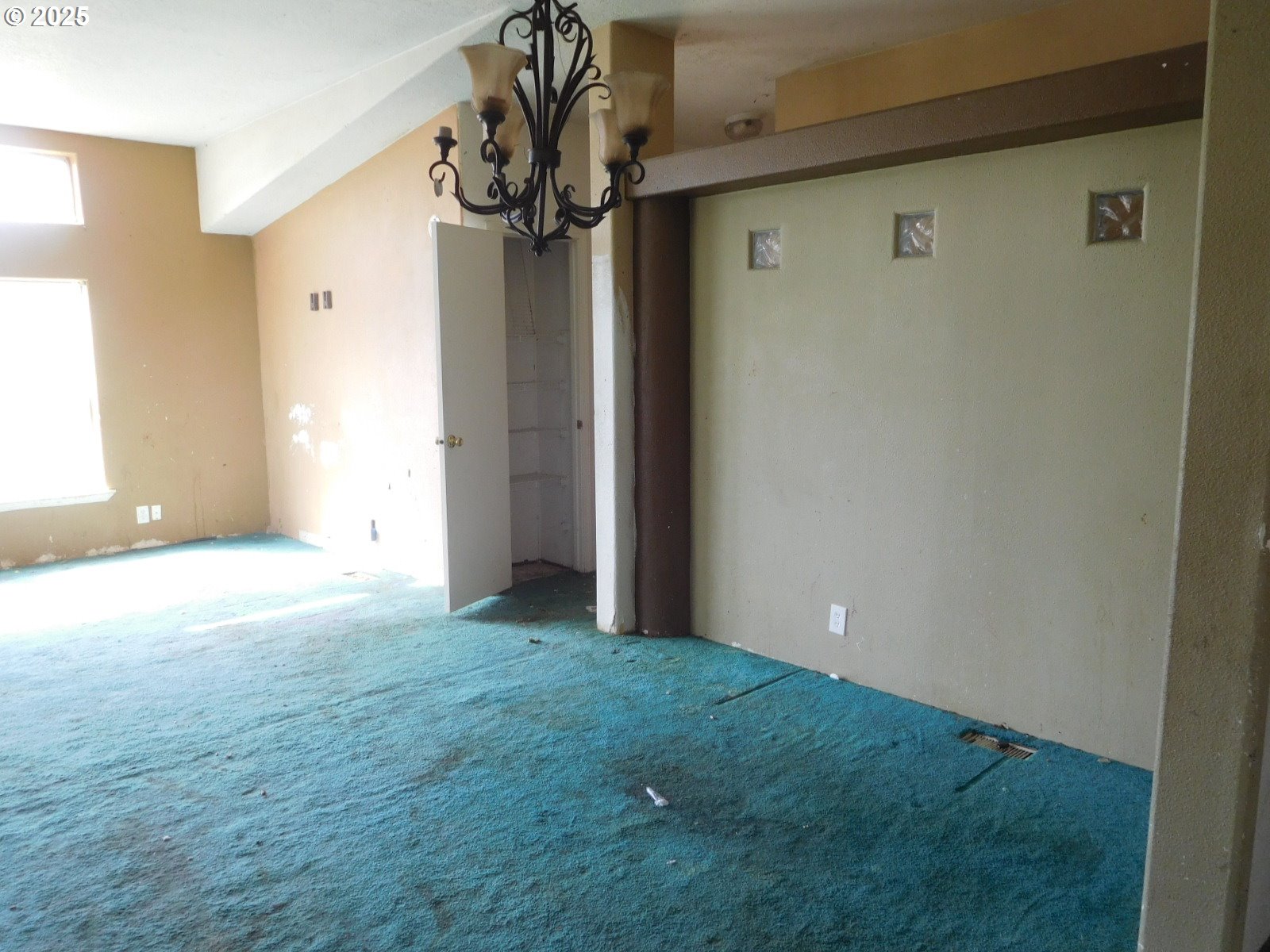 595 South E 13th Irrigon, OR 97844 - Photo 17 of 31 a view of a big room with closet and windows