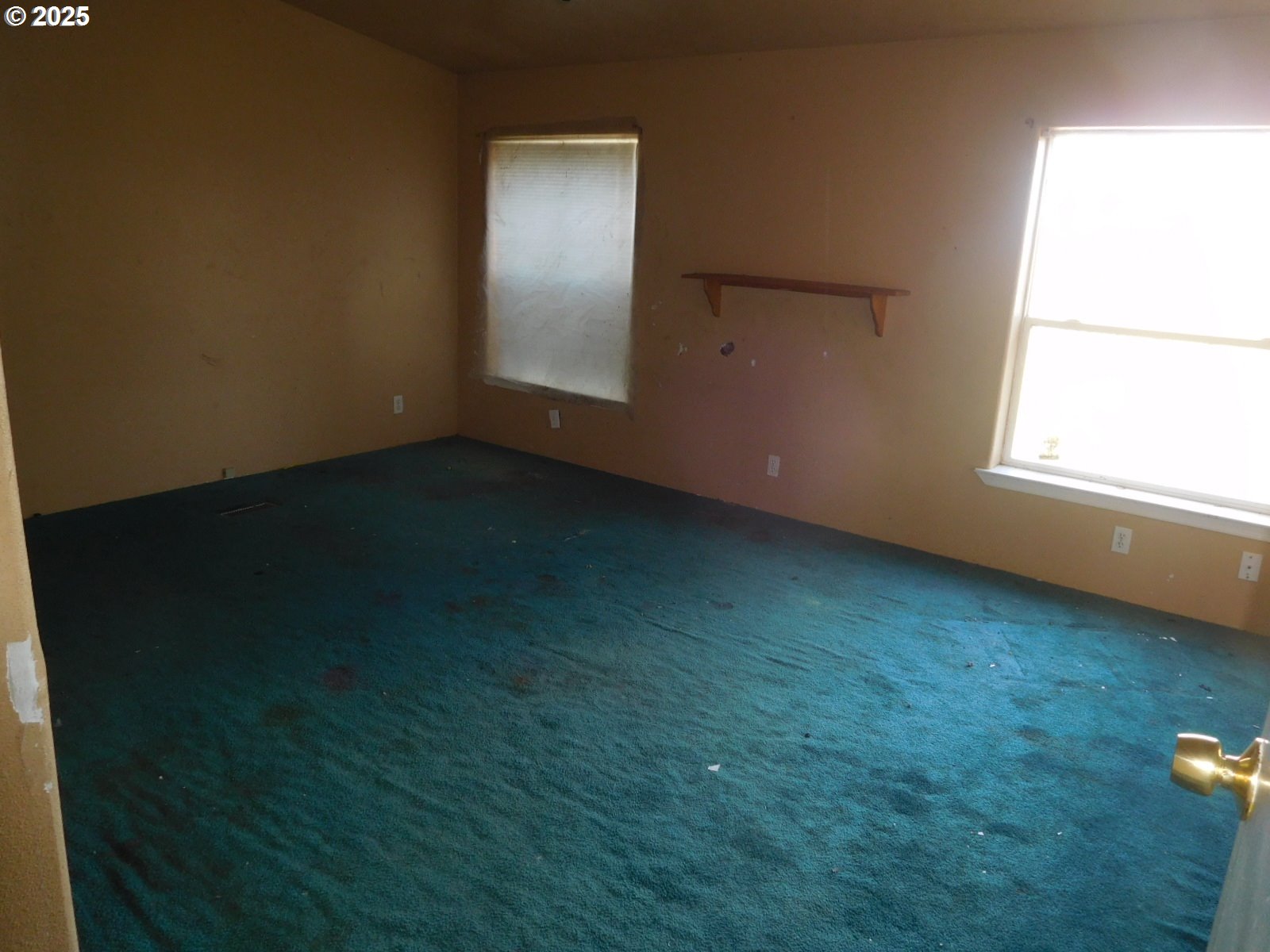 595 South E 13th Irrigon, OR 97844 - Photo 20 of 31 an empty room with a window