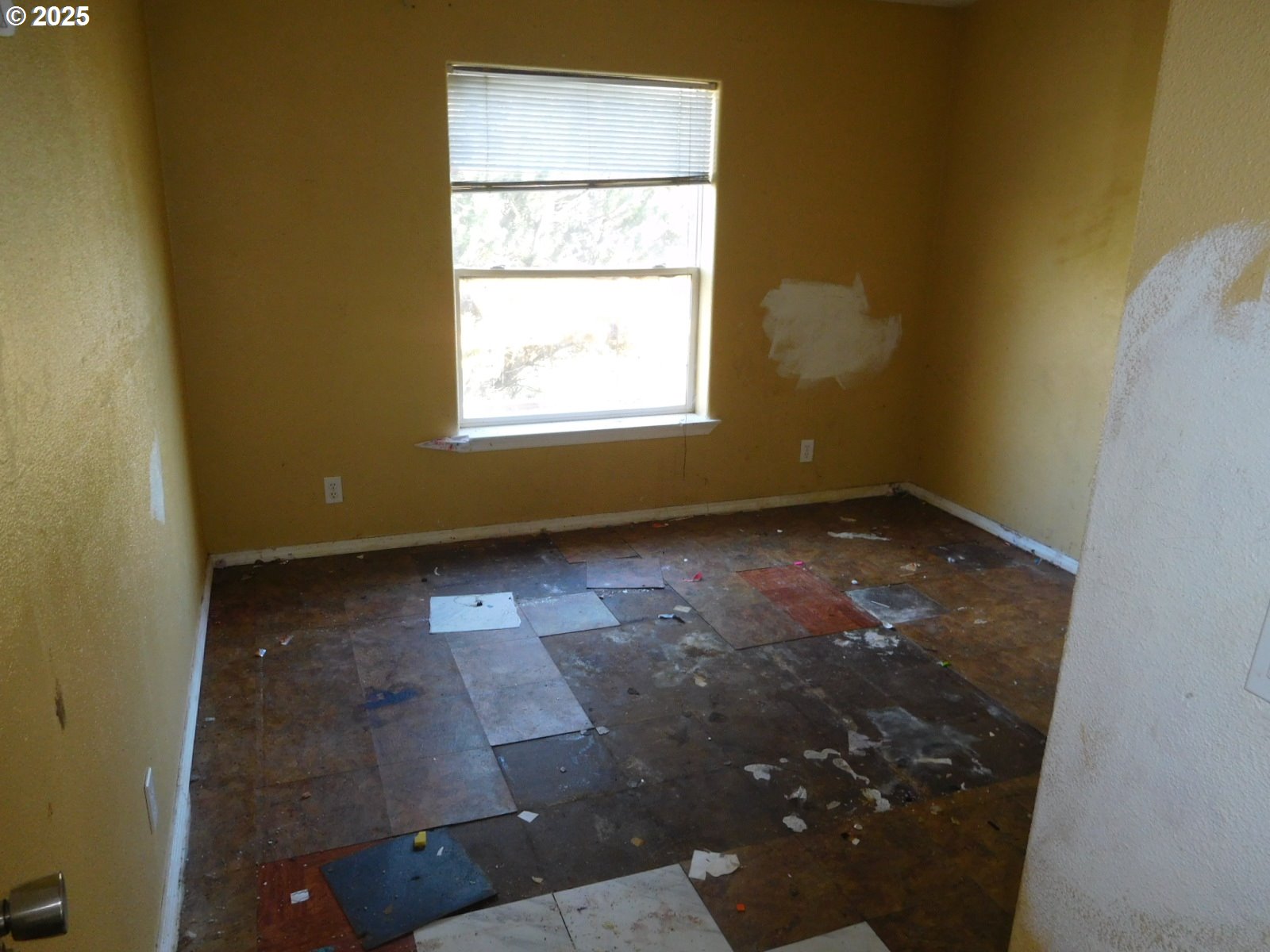 595 South E 13th Irrigon, OR 97844 - Photo 22 of 31 a view of room with window