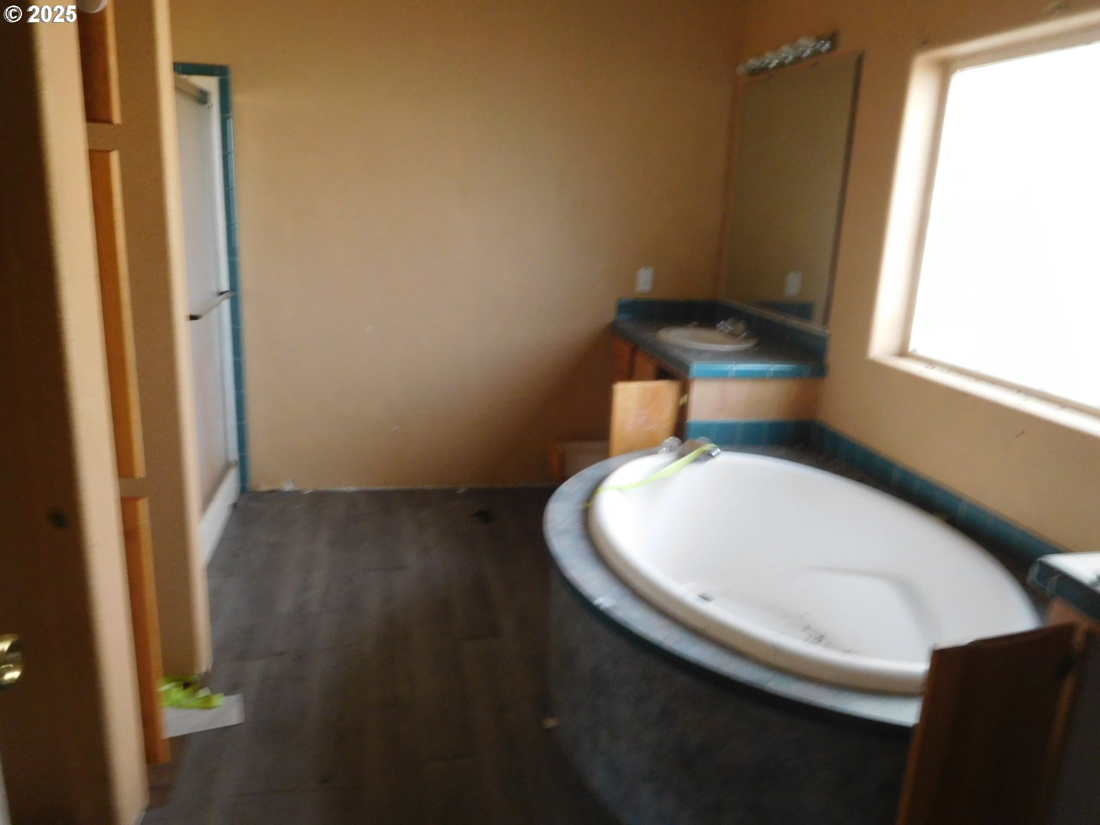 595 South E 13th Irrigon, OR 97844 - Photo 27 of 31 a bathroom with a toilet a sink and a window