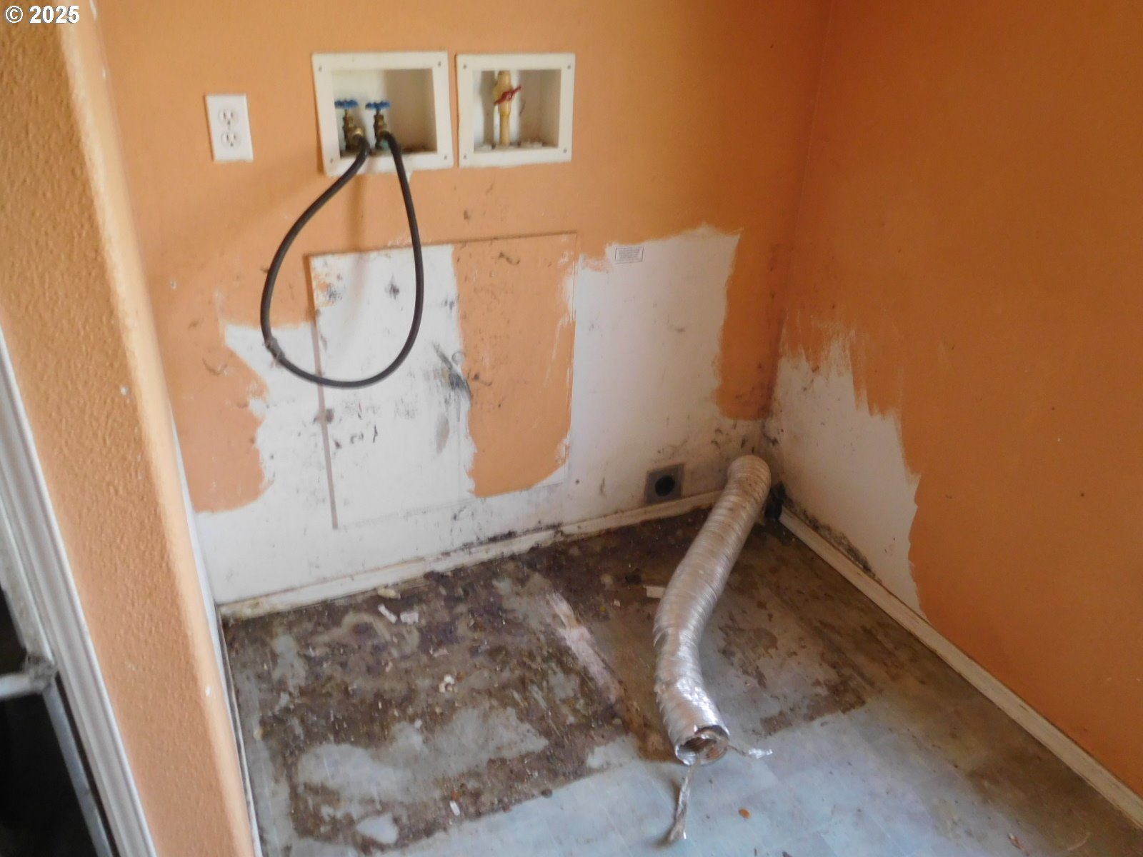 595 South E 13th Irrigon, OR 97844 - Photo 28 of 31 a picture of a bathroom with a sink