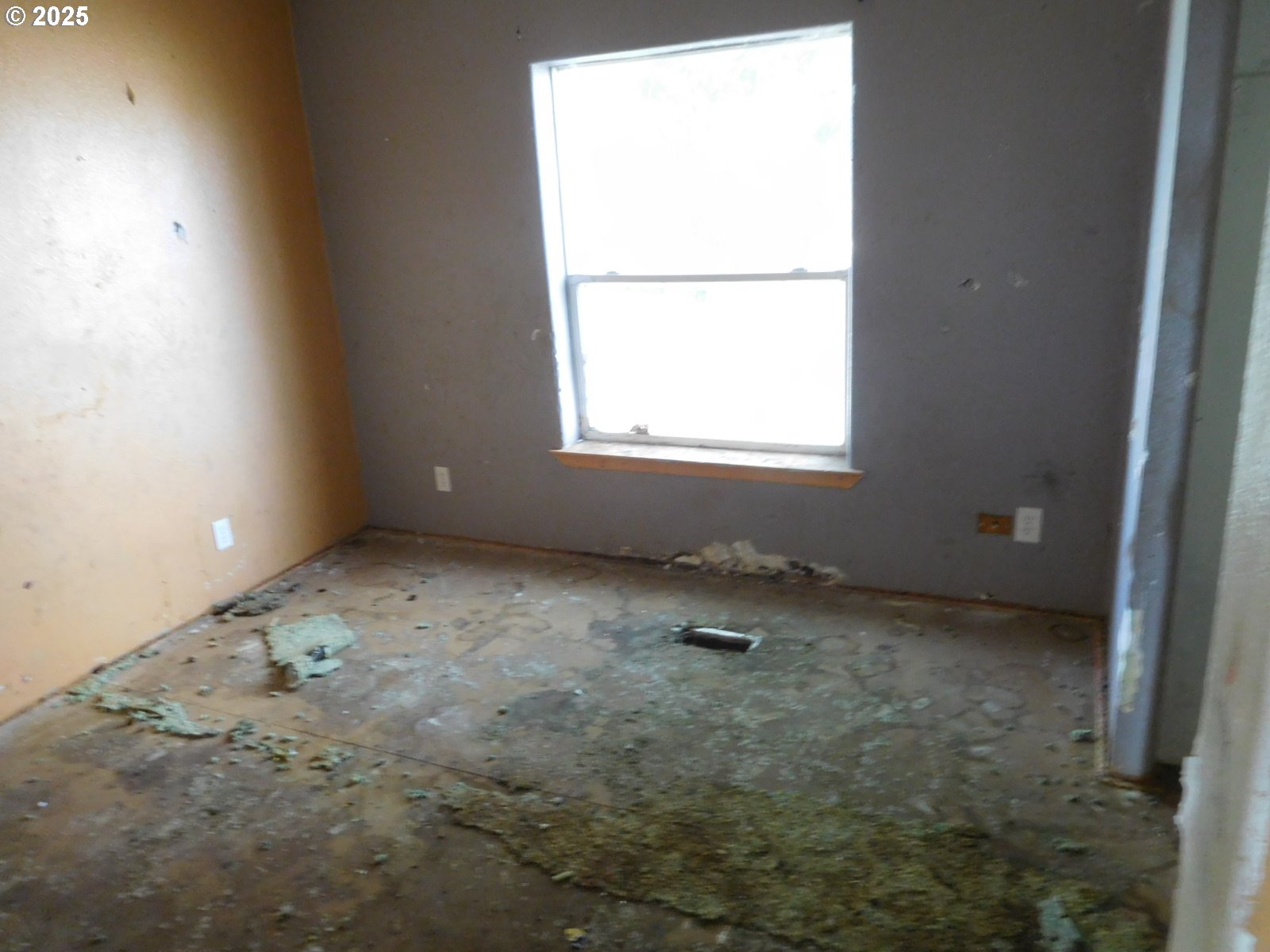 595 South E 13th Irrigon, OR 97844 - Photo 30 of 31 an empty room with a window