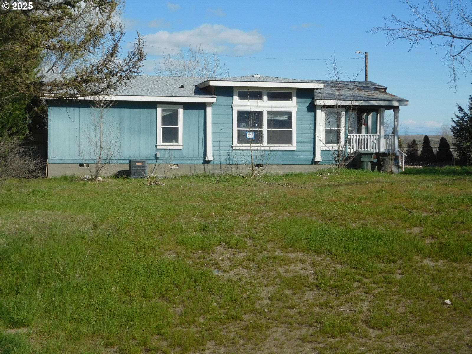 595 South E 13th Irrigon, OR 97844 - Photo 3 of 31 a front view of a house with a garden