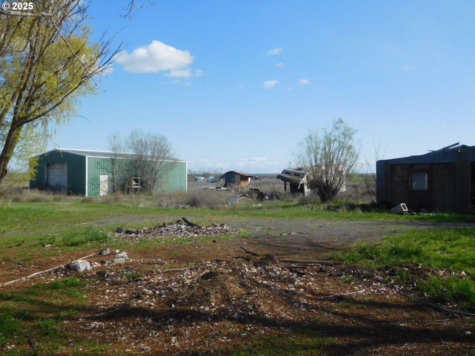 595 South E 13th Irrigon, OR 97844 - Photo 4 of 31 a view of a back yard