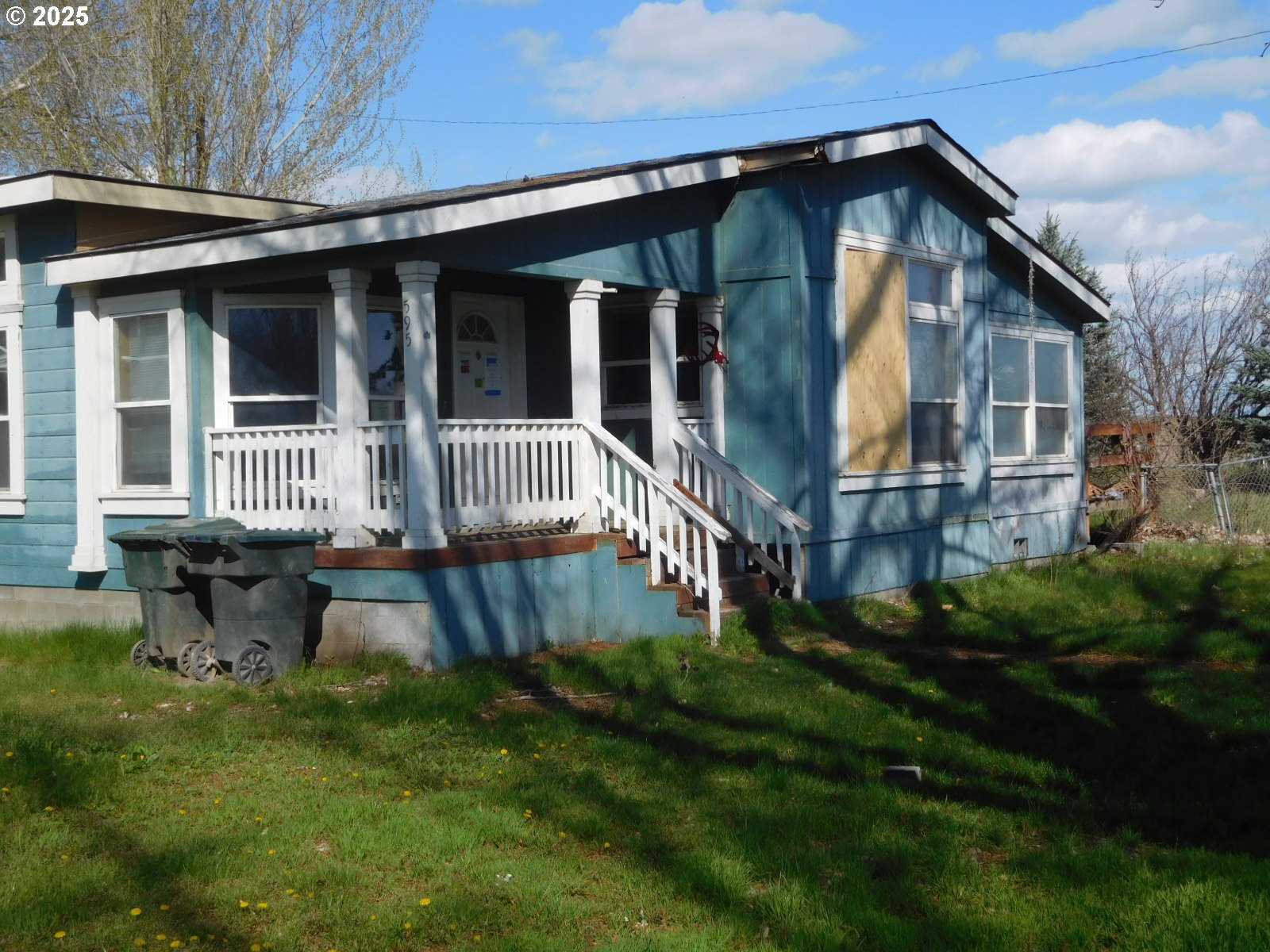 595 South E 13th Irrigon, OR 97844 - Photo 6 of 31 a front view of house with yard and green space