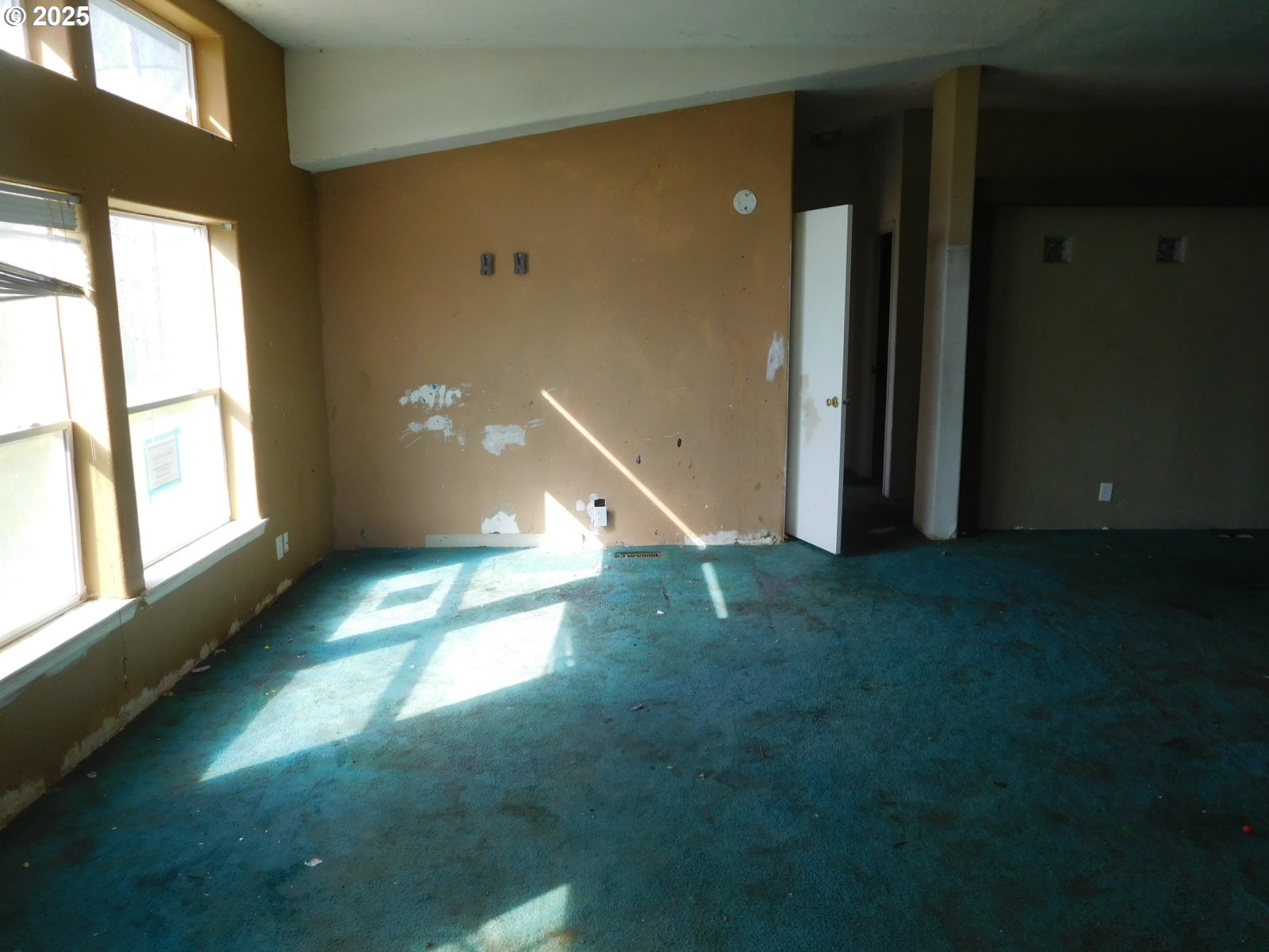 595 South E 13th Irrigon, OR 97844 - Photo 9 of 31 a view of an empty room with a window