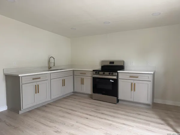 $3,500 | 631 East Mistletoe, San Antonio, TX 78212