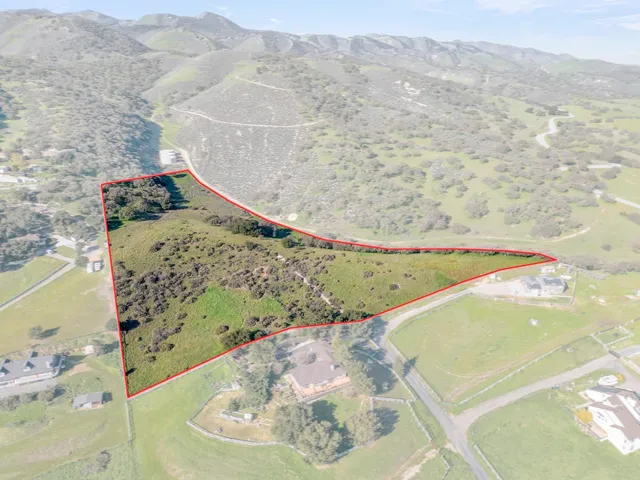 a view of a very nice looking dining room