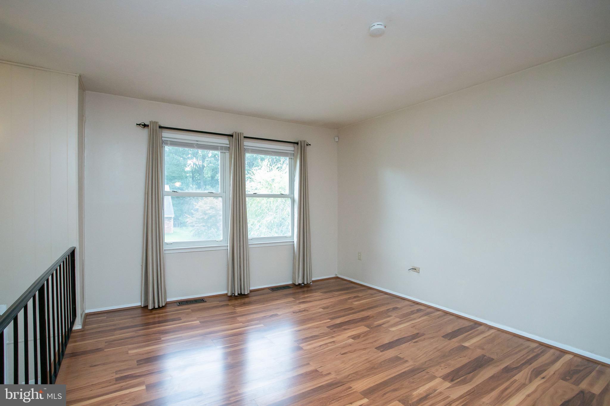 1147 Harvard Road Waldorf, MD 20602 - Photo 24 of 34 Living room