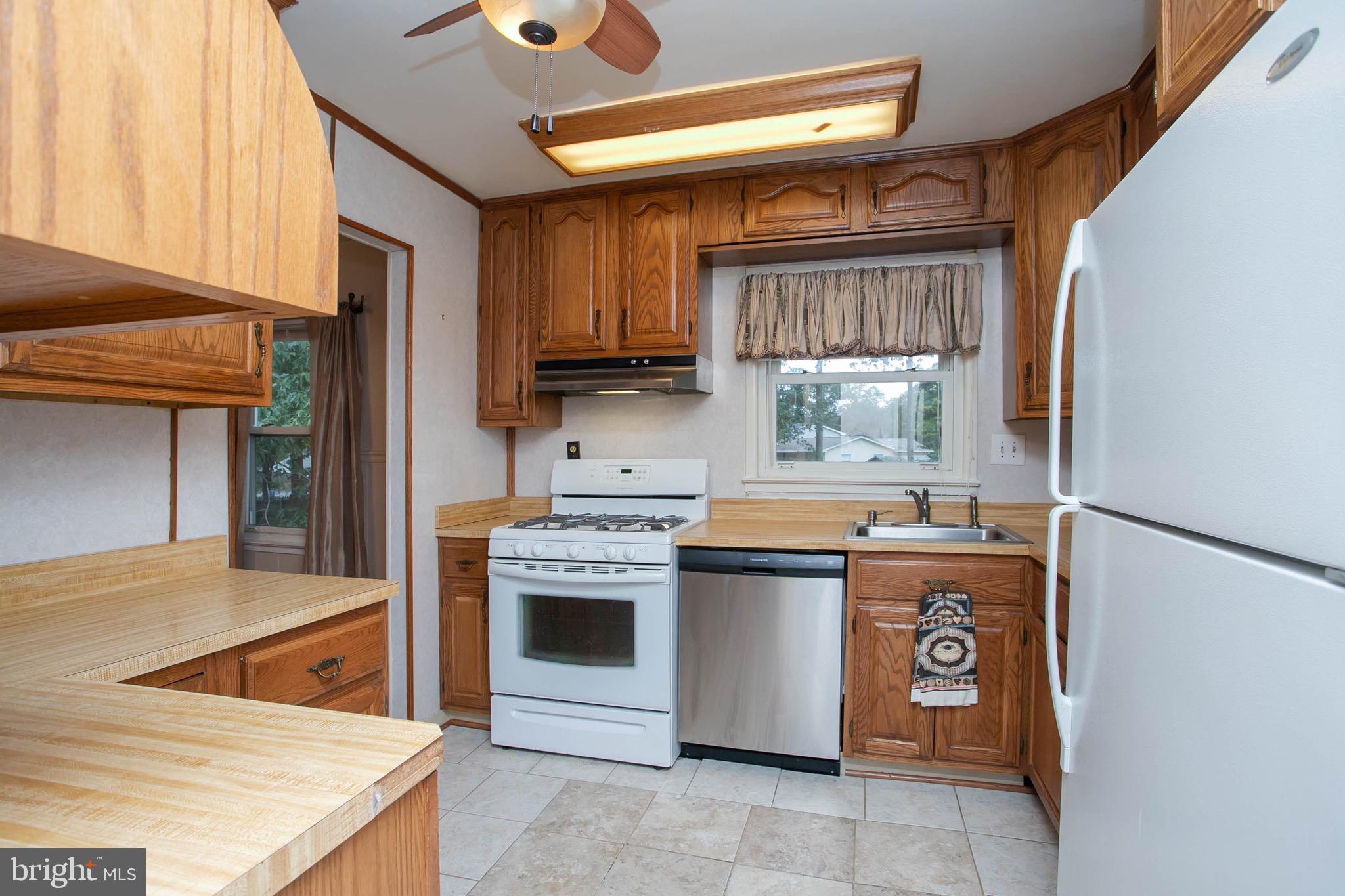 1147 Harvard Road Waldorf, MD 20602 - Photo 8 of 34 Kitchen