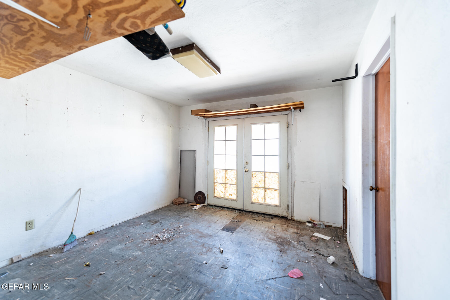 6240 Papago Road El Paso, TX 79905 - Photo 8 of 12 an empty room with windows