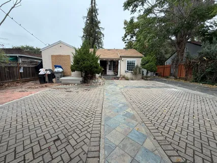 a view of a house with backyard