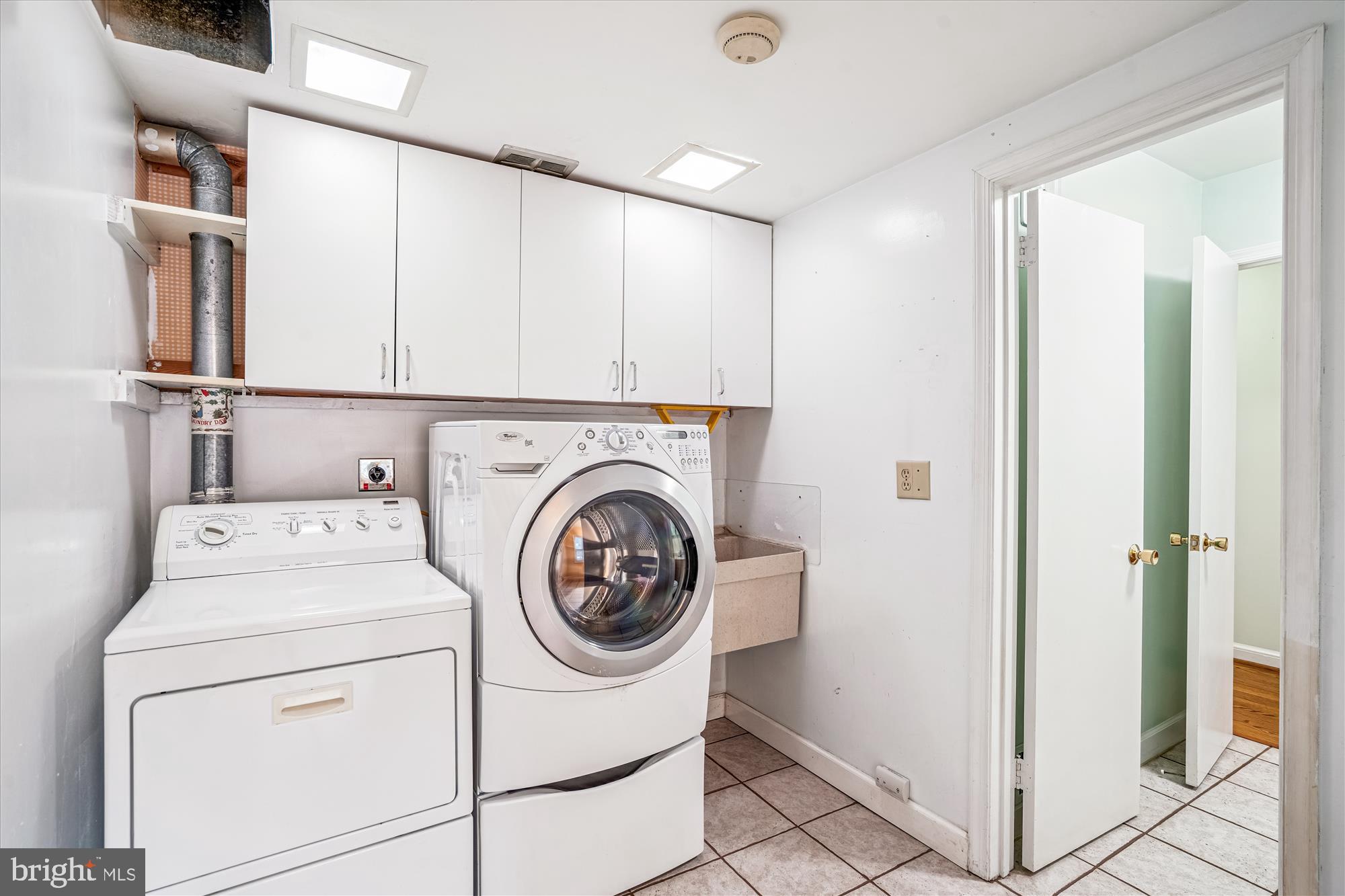 1913 Hopefield Road Silver Spring, MD 20905 - Photo 34 of 67 a utility room with dryer and washer