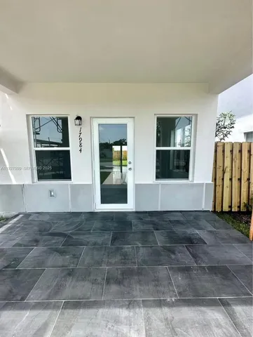 a view of an entryway of the house