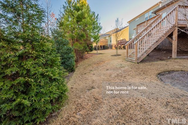 a view of a yard with a house