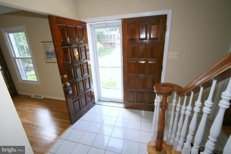 9505 Rockport Road Vienna, VA 22180 - Photo 9 of 29 Entrance / Foyer