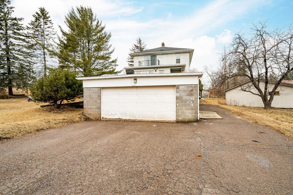 4608 Regent Street Duluth, MN 55804 - Photo 36 of 43 Garage featuring driveway