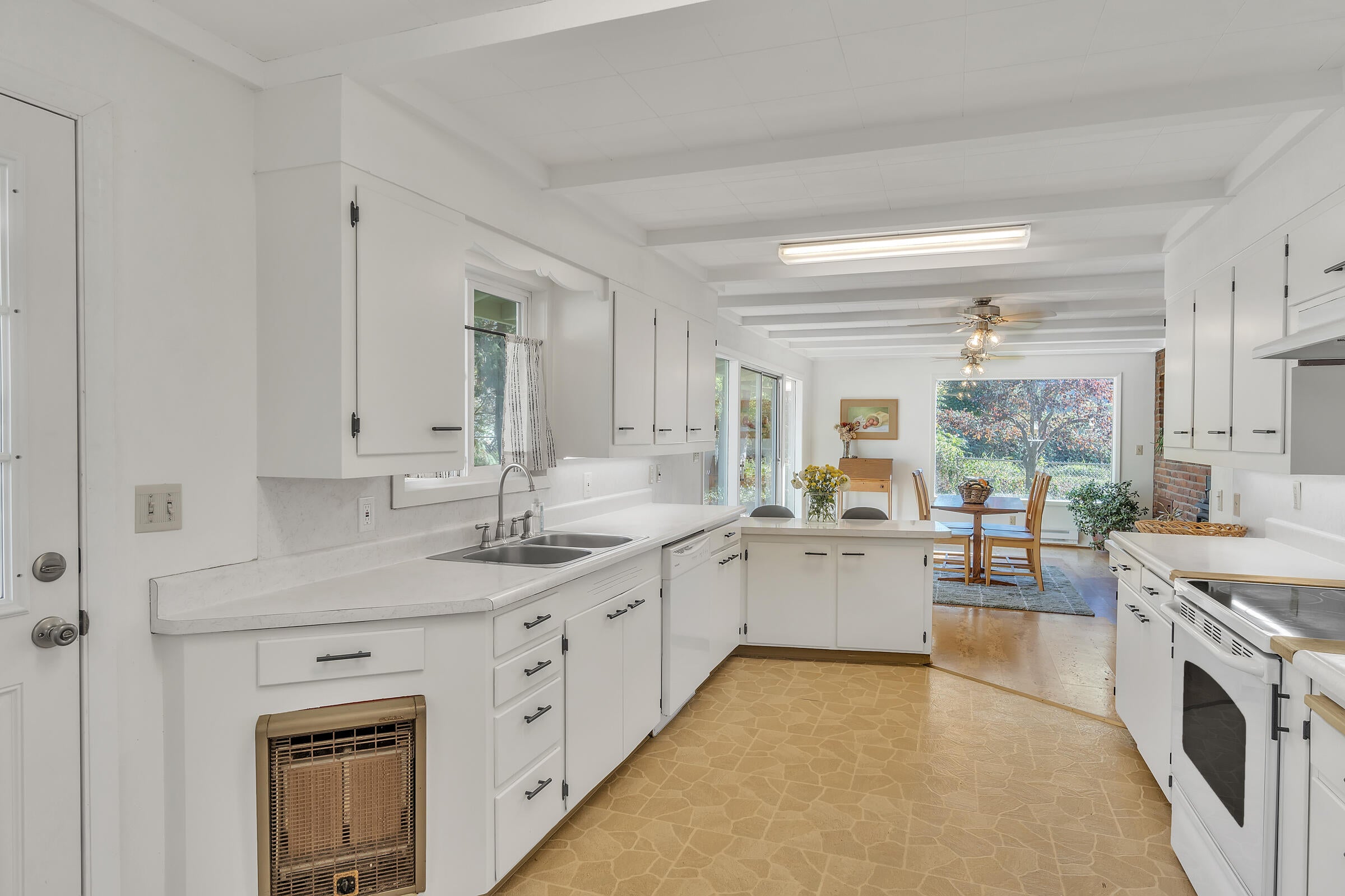 1775 Hull Road Medford, OR 97501 - Photo 13 of 55 Kitchen Main House