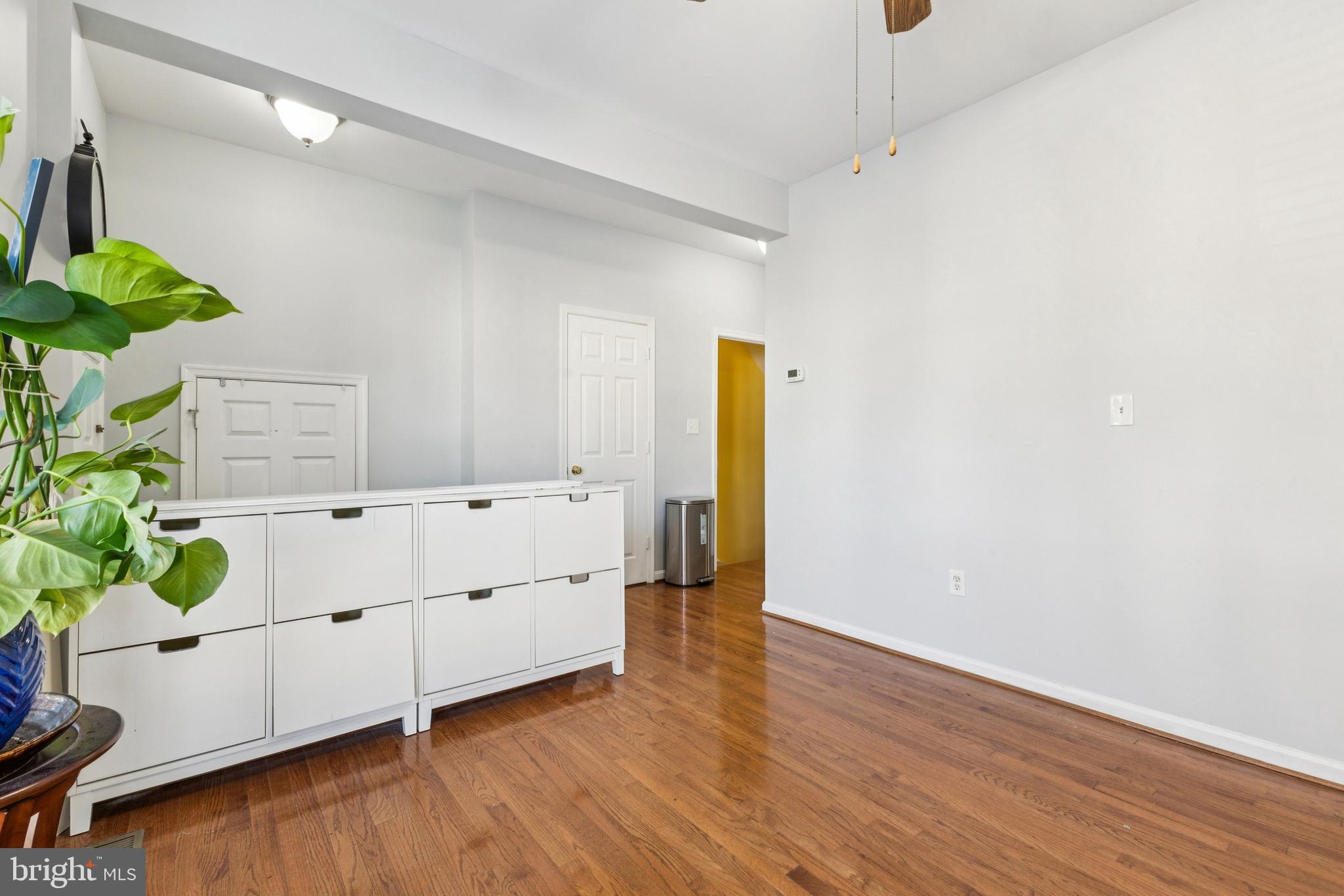 43067 Candlewick Square Leesburg, VA 20176 - Photo 5 of 25 a living room with furniture and a potted plant