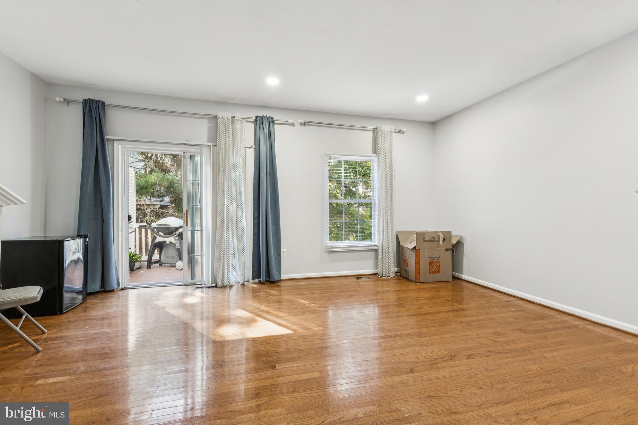 43067 Candlewick Square Leesburg, VA 20176 - Photo 6 of 25 a view of an empty room with a window