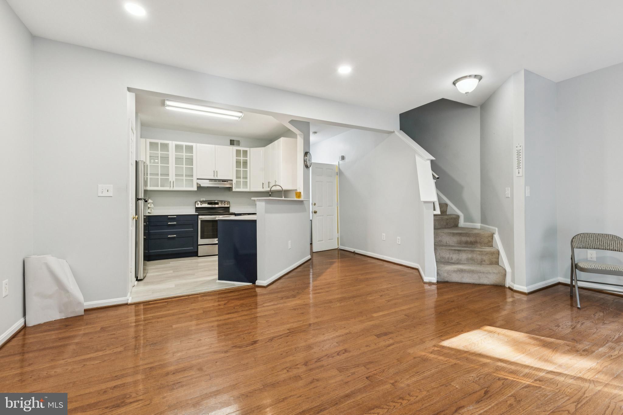 43067 Candlewick Square Leesburg, VA 20176 - Photo 8 of 25 a view of kitchen with wooden floor and electronic appliances