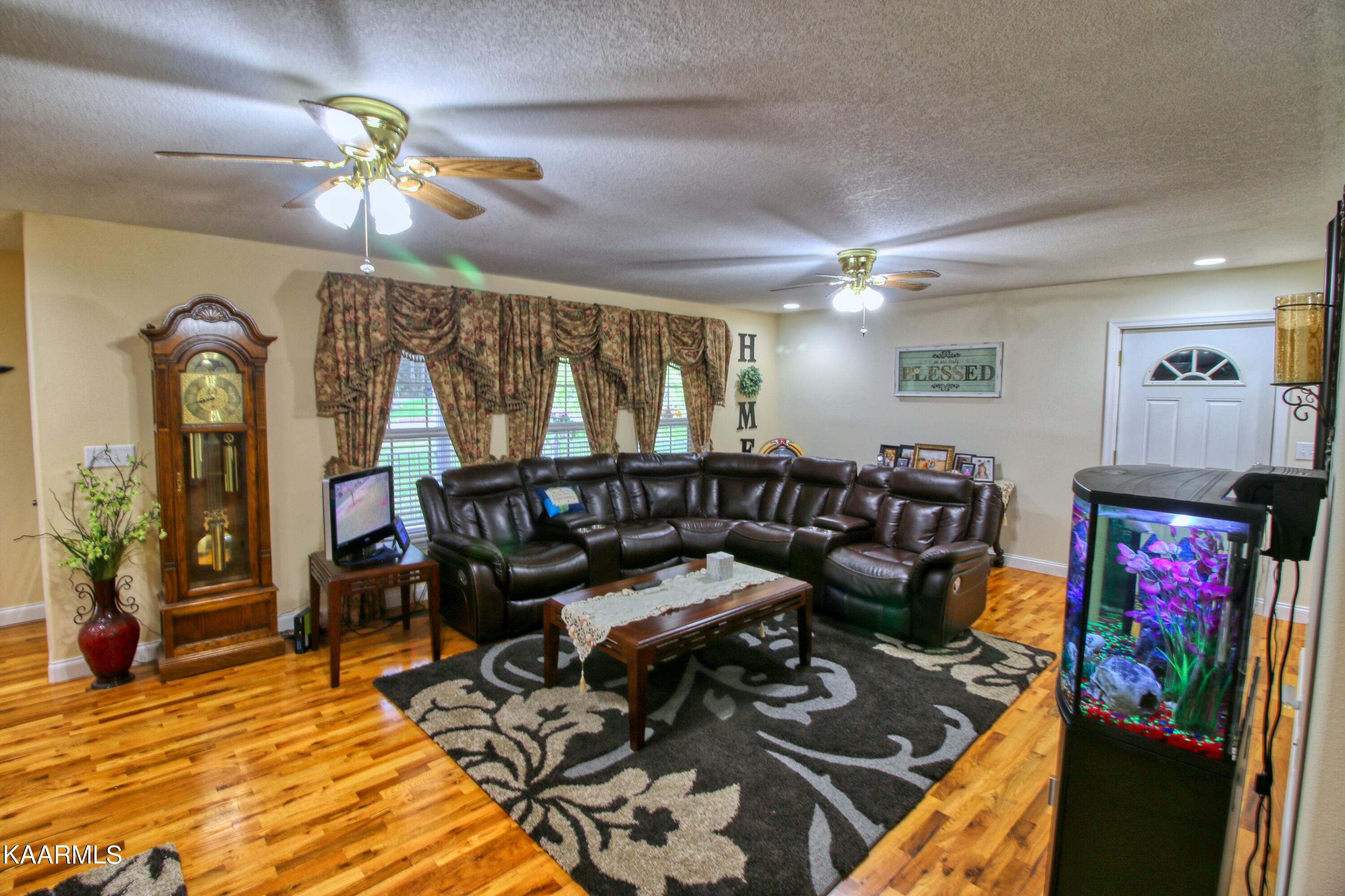 272 Pine Grove Road Crossville, TN 38571 - Photo 11 of 36 livingroom1
