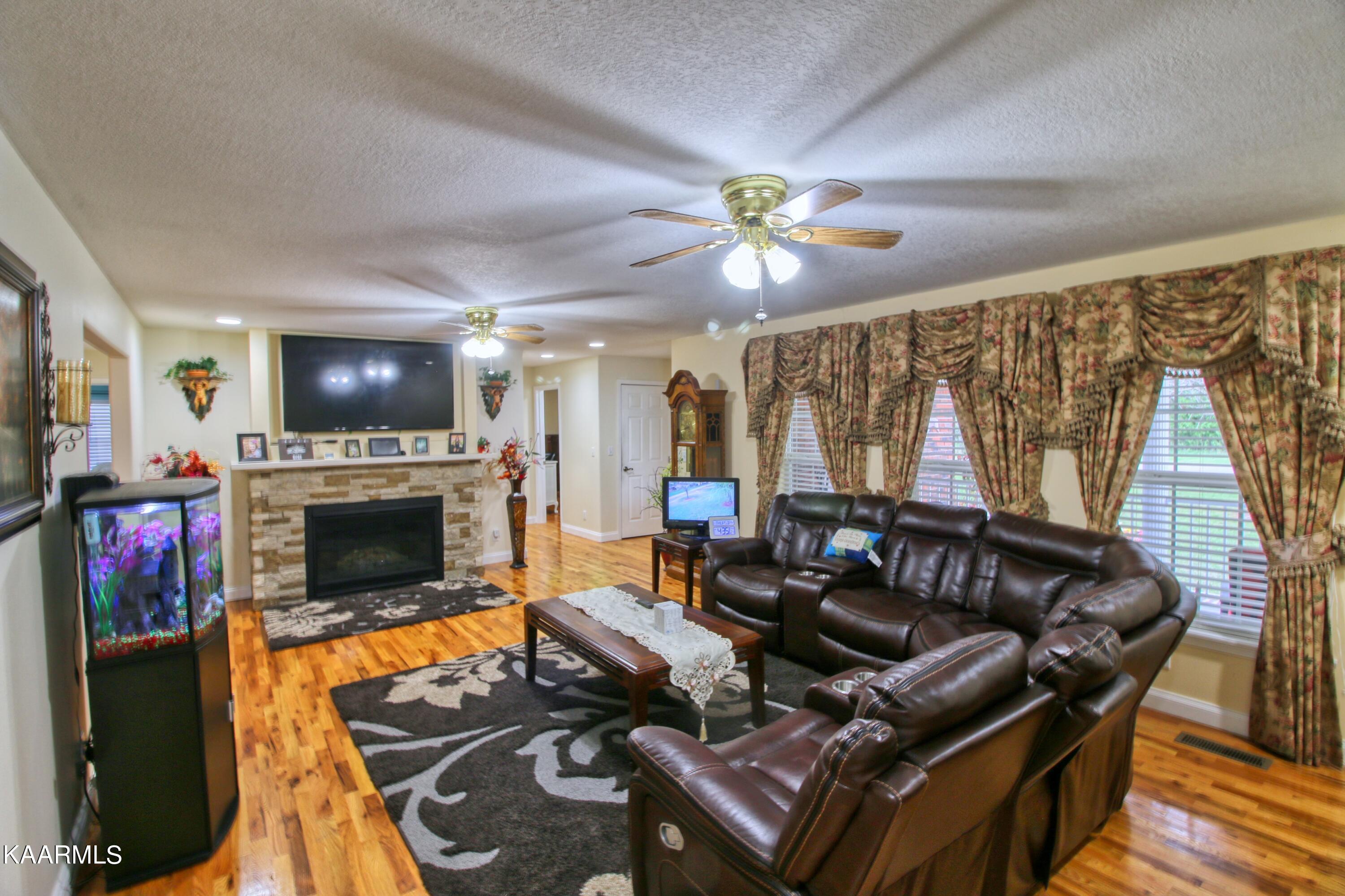 272 Pine Grove Road Crossville, TN 38571 - Photo 10 of 36 Livingroom