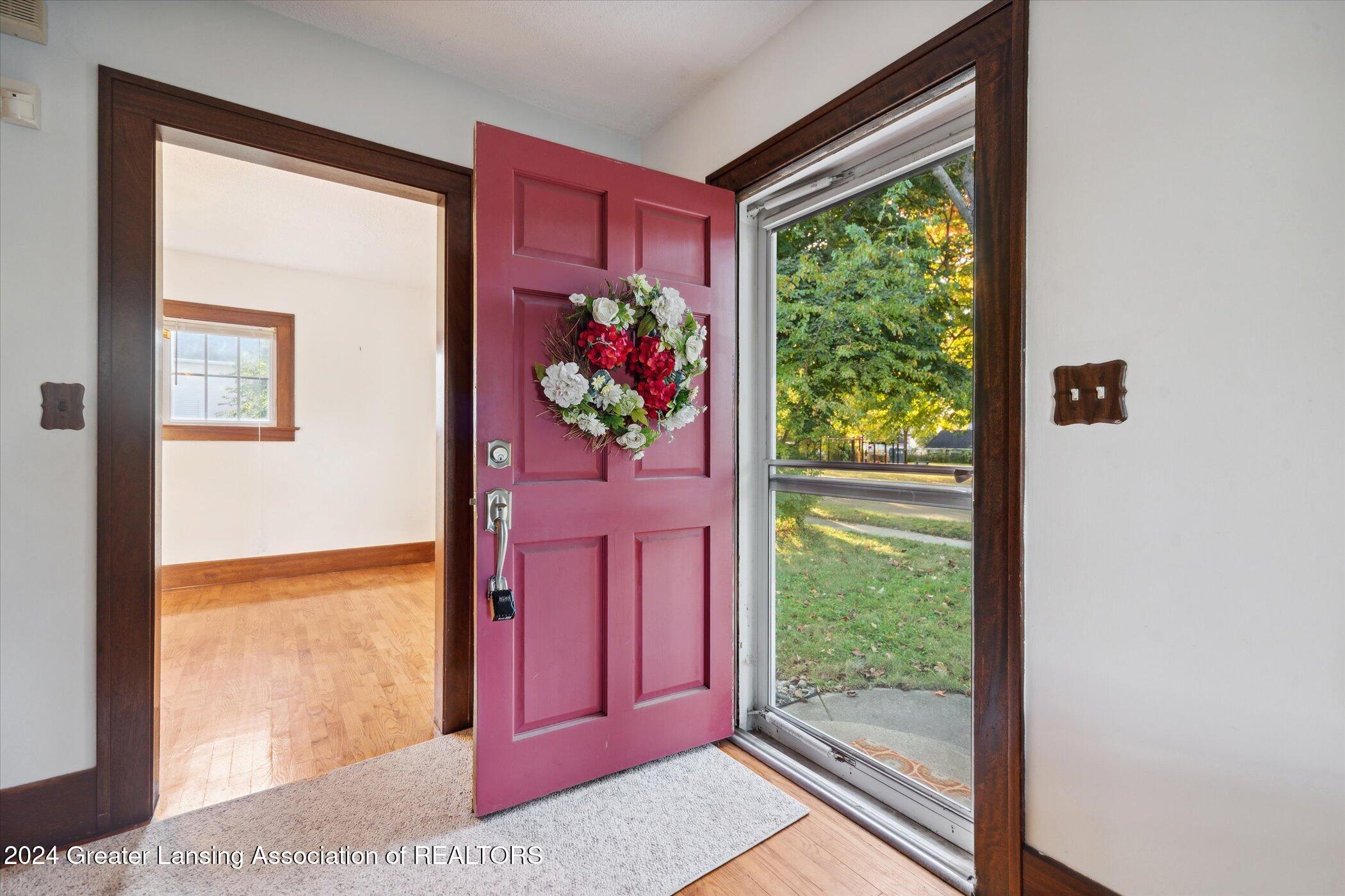 601 Ridgewood Avenue Lansing, MI 48910 - Photo 3 of 35 06-601-Ridgewood-Ave-Lansing-MI-48910-Wi