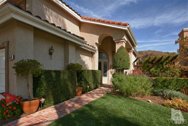 554 Innwood Road Simi Valley, CA 93065 - Photo 2 of 23 a front view of a house with garden