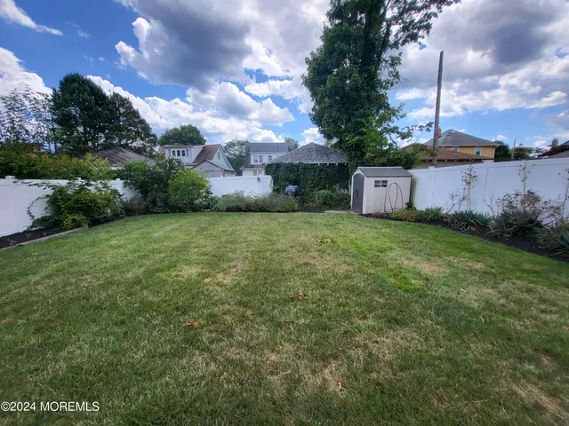 a view of an house with backyard and a garden