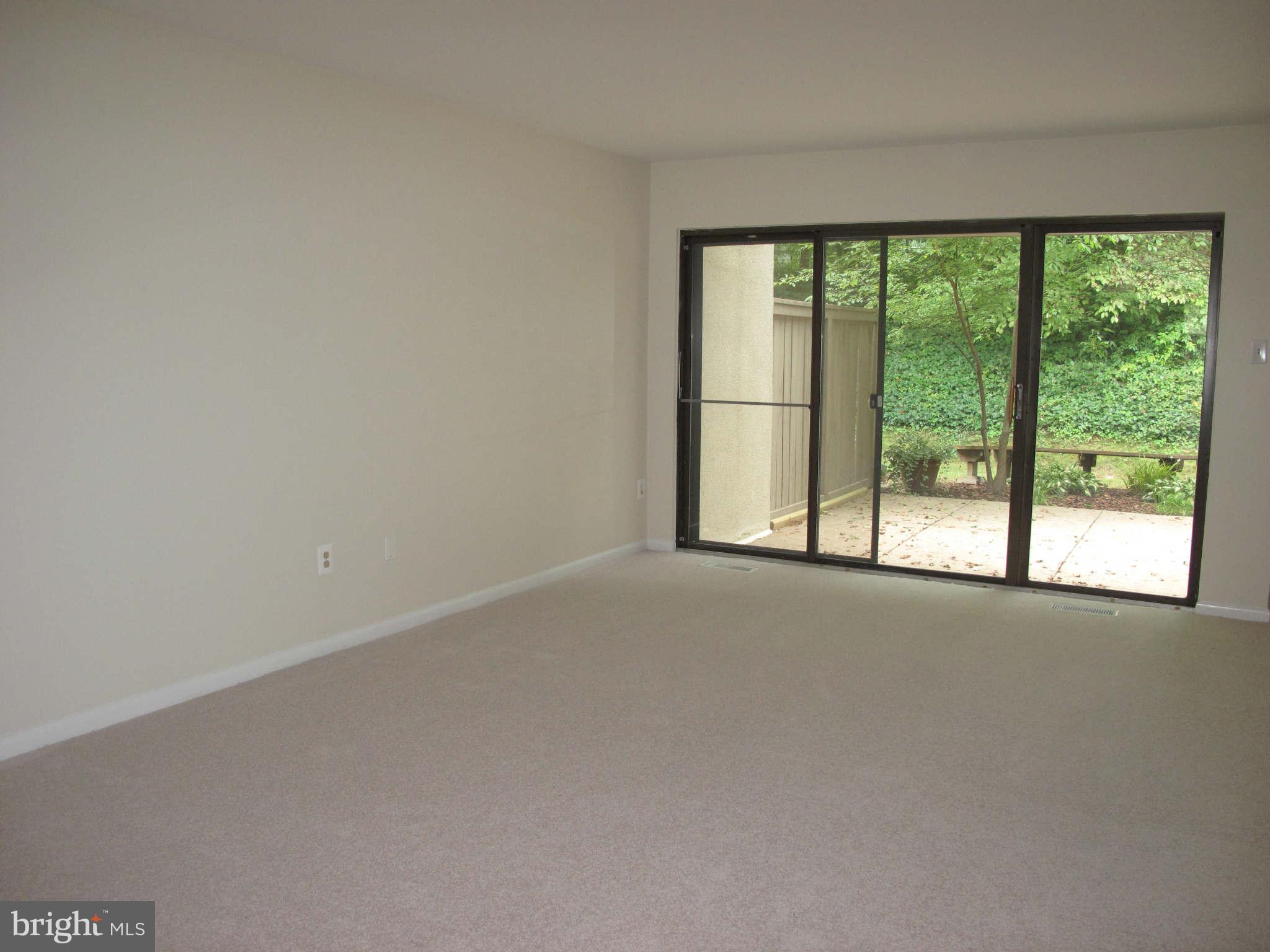 11717 Newbridge Court Reston, VA 20191 - Photo 4 of 25 Living Room