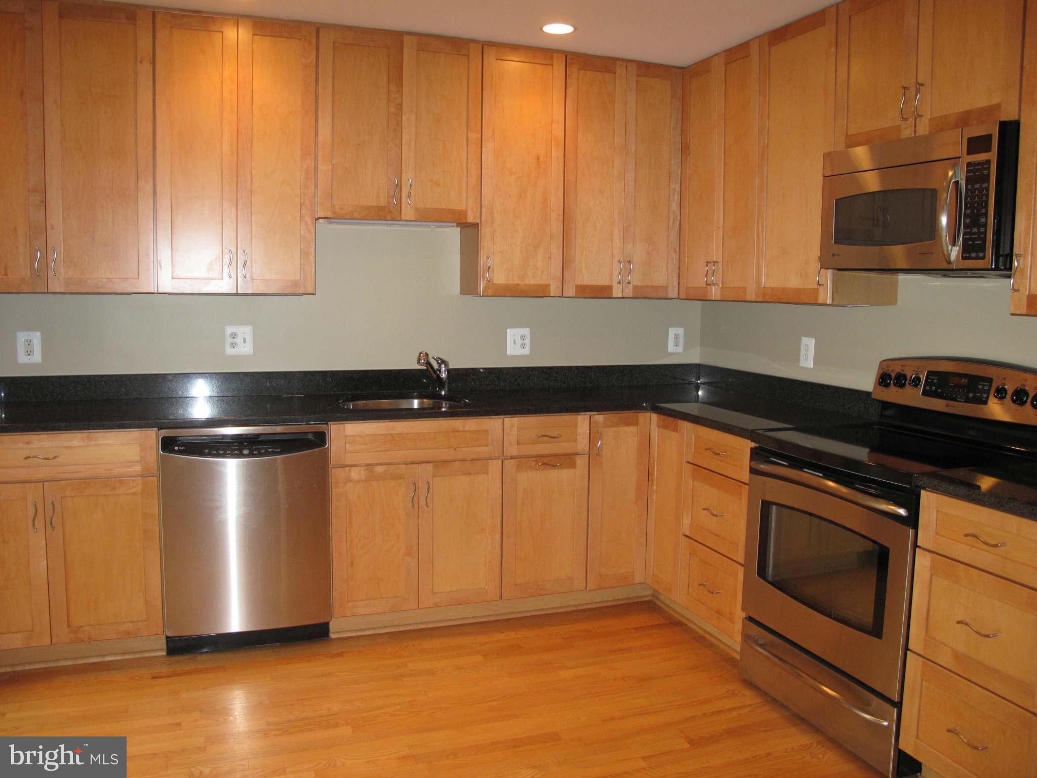 11717 Newbridge Court Reston, VA 20191 - Photo 9 of 25 Kitchen