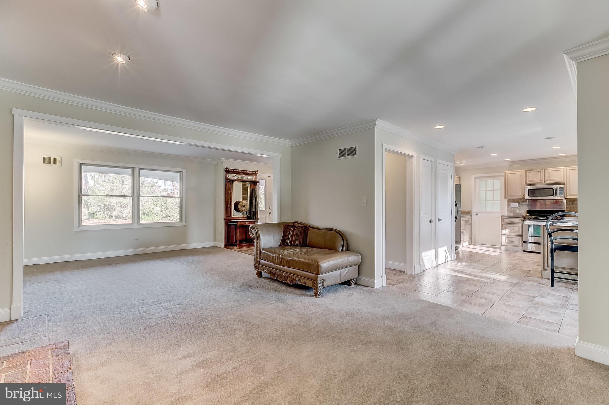 7841 Tick Neck Road Pasadena, MD 21122 - Photo 13 of 63 Living Room