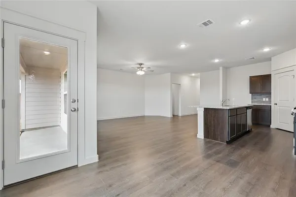 a view of a backyard