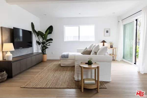 $4,450 | 623 North Mariposa Avenue, Los Angeles, CA 90004