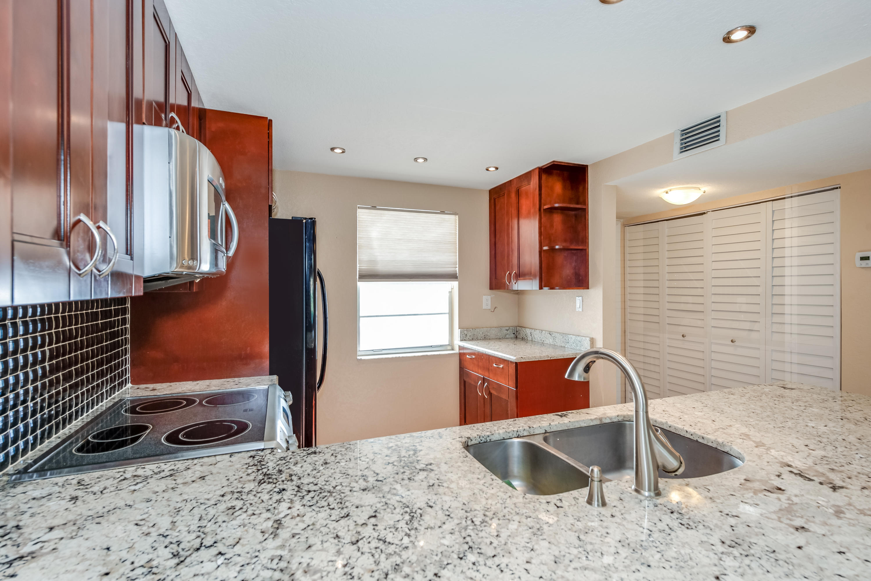 9210 Southwest 3rd Street, Unit 203 Boca Raton, FL 33428 - Photo 6 of 27 Granit Countertops