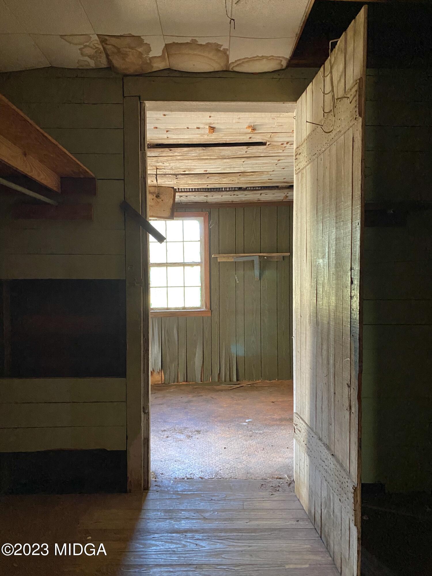 491 Barrow Road Reynolds, GA 31076 - Photo 19 of 56 a view of entryway
