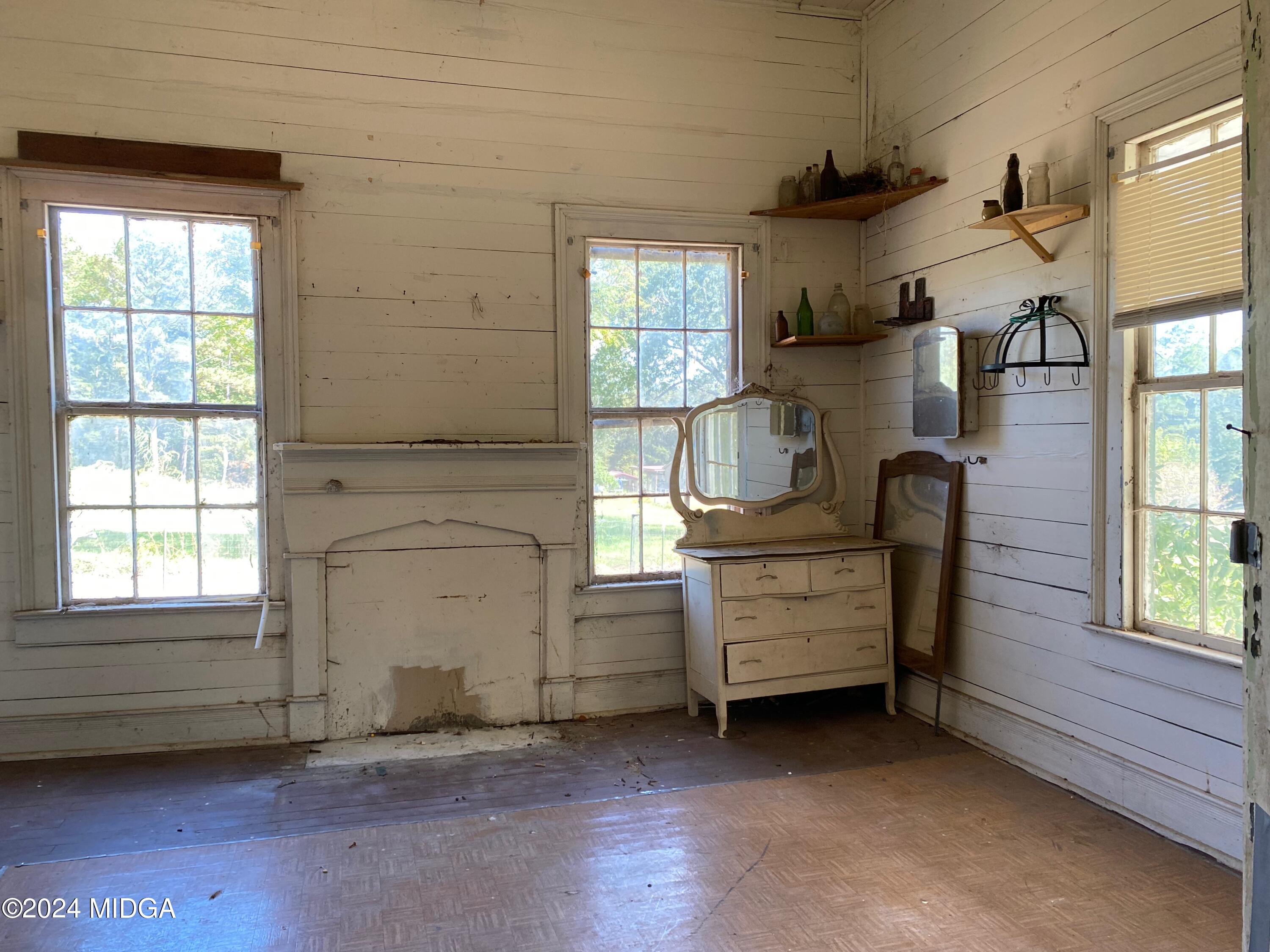 491 Barrow Road Reynolds, GA 31076 - Photo 44 of 56 an empty room with a window