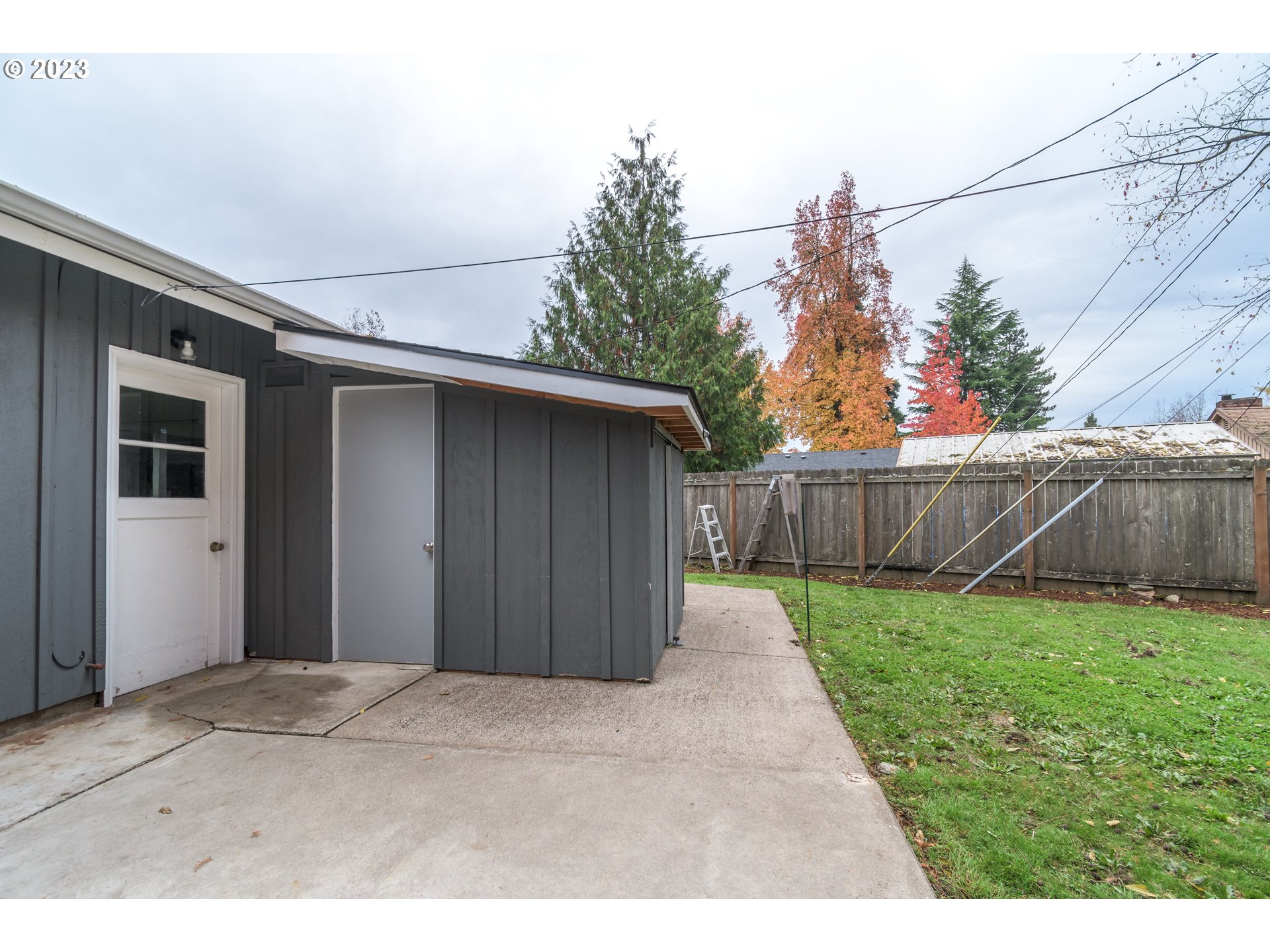 1730 Market Street Springfield, OR 97477 - Photo 33 of 43 a backyard of a house