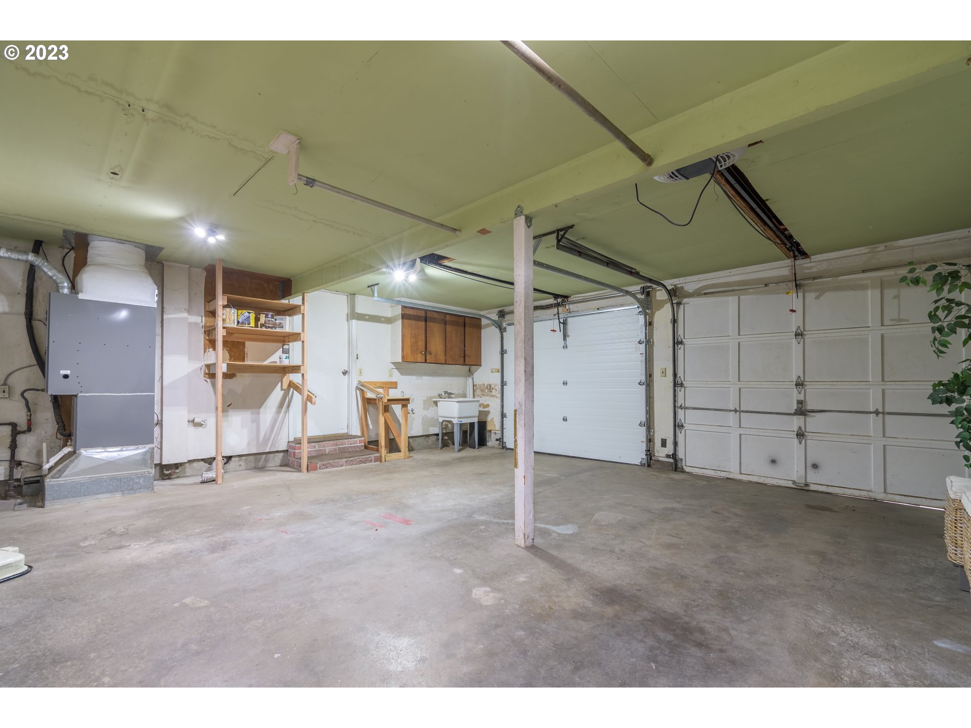 1730 Market Street Springfield, OR 97477 - Photo 35 of 43 a view of a garage