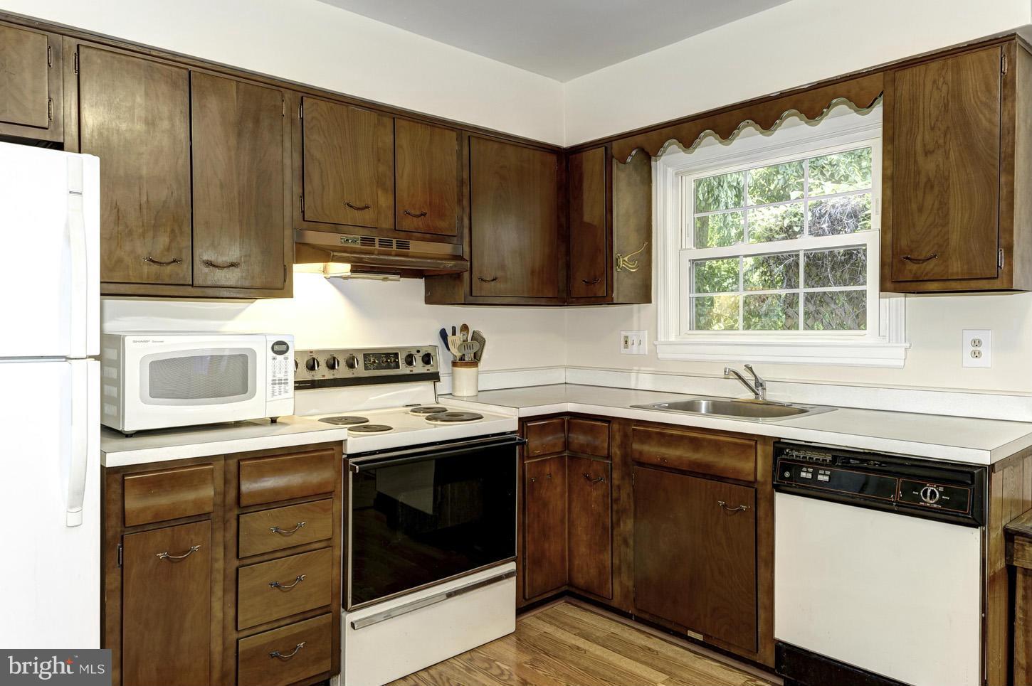 11317 Rambling Road Gaithersburg, MD 20879 - Photo 11 of 27 Kitchen