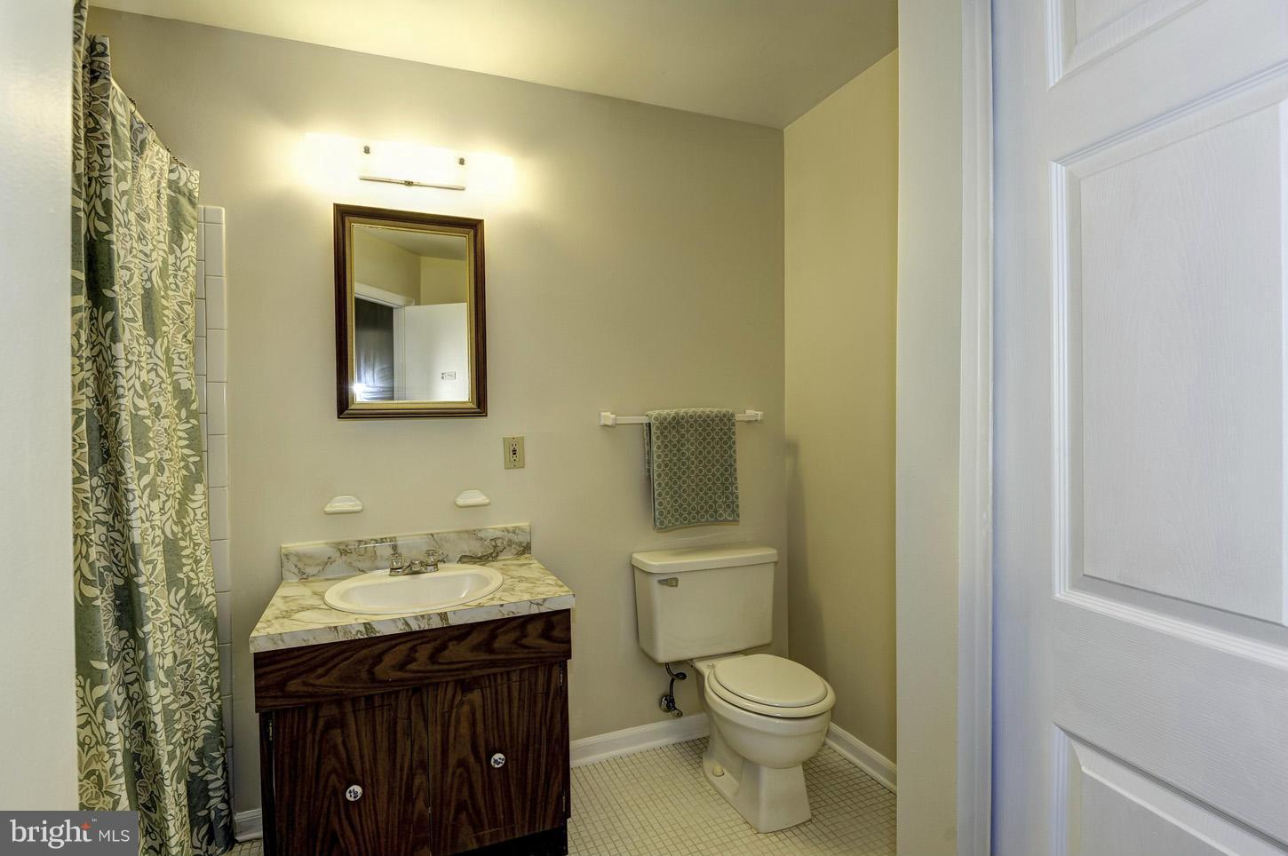 11317 Rambling Road Gaithersburg, MD 20879 - Photo 25 of 27 Top Level Hall Bath