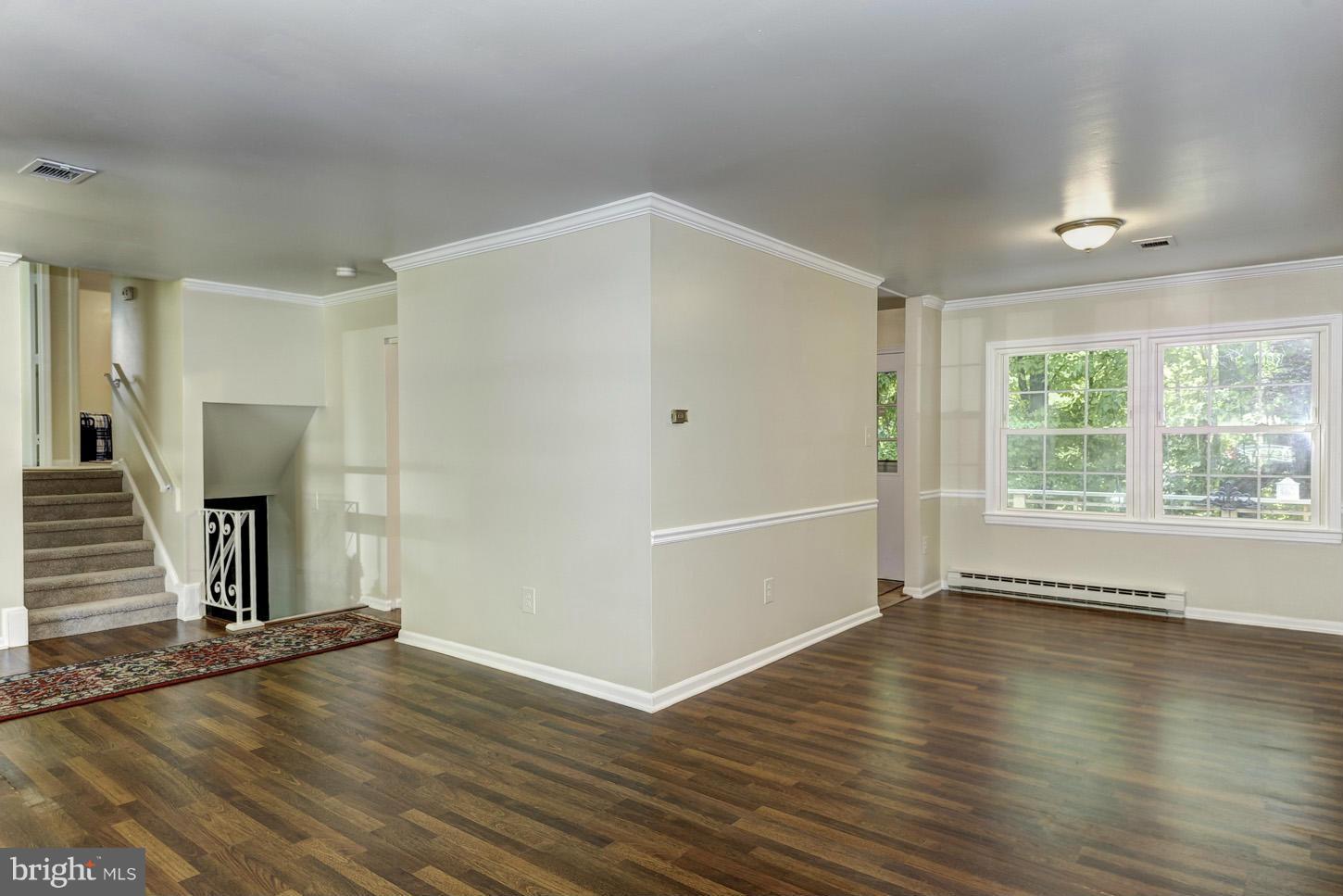 11317 Rambling Road Gaithersburg, MD 20879 - Photo 4 of 27 Living Room