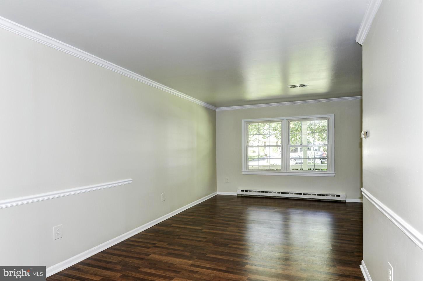 11317 Rambling Road Gaithersburg, MD 20879 - Photo 6 of 27 Living Room